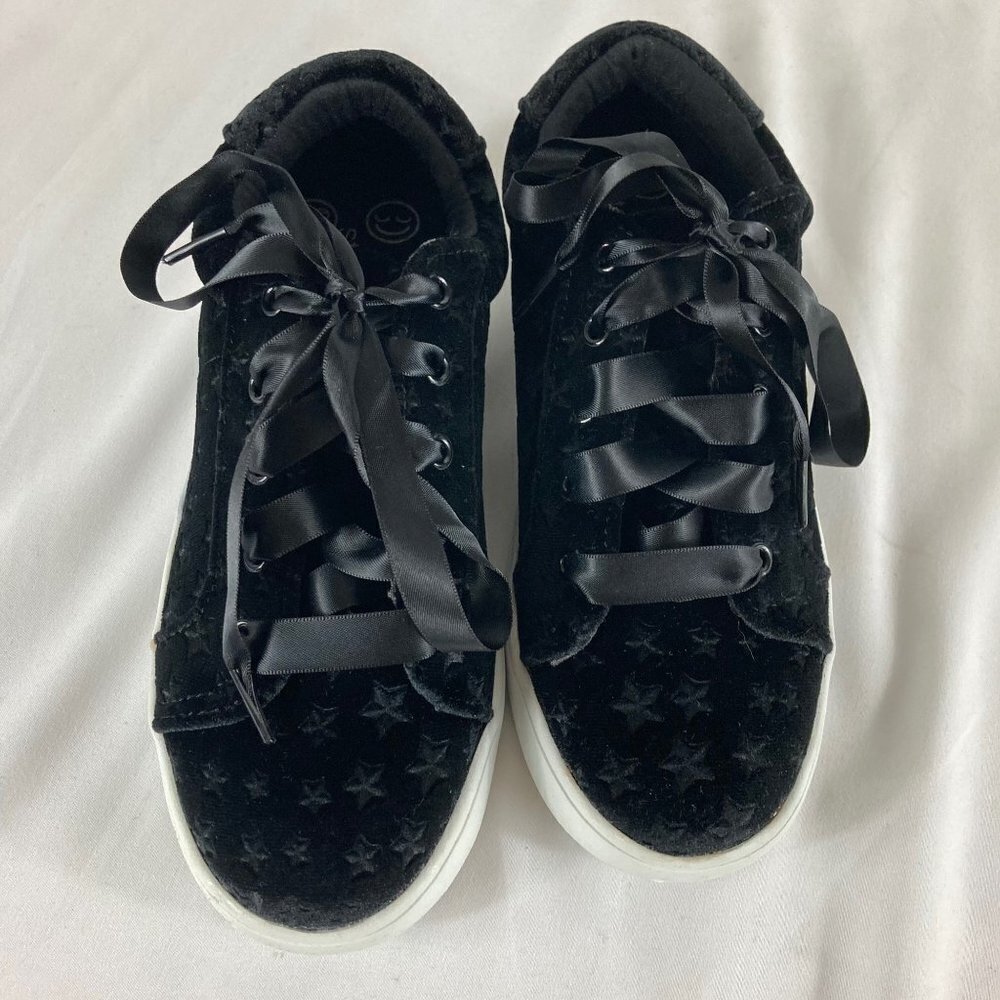 Girls Stevies Black Velvet Star Fashion Sneakers Ribbon Laces Y4